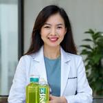 Dr. Amanda Lim tersenyum sambil memegang jus Tropika Nectar