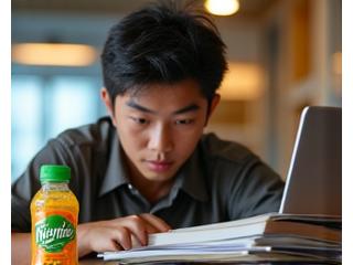 Pelajar sedang tekun belajar di perpustakaan