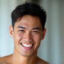 Gambar profil Darren Lim, seorang lelaki Asia berotot sedang tersenyum.