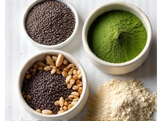 Chia seeds, spirulina powder, dan protein whey dalam mangkuk kecil menunjukkan pilihan superfood yang sihat.